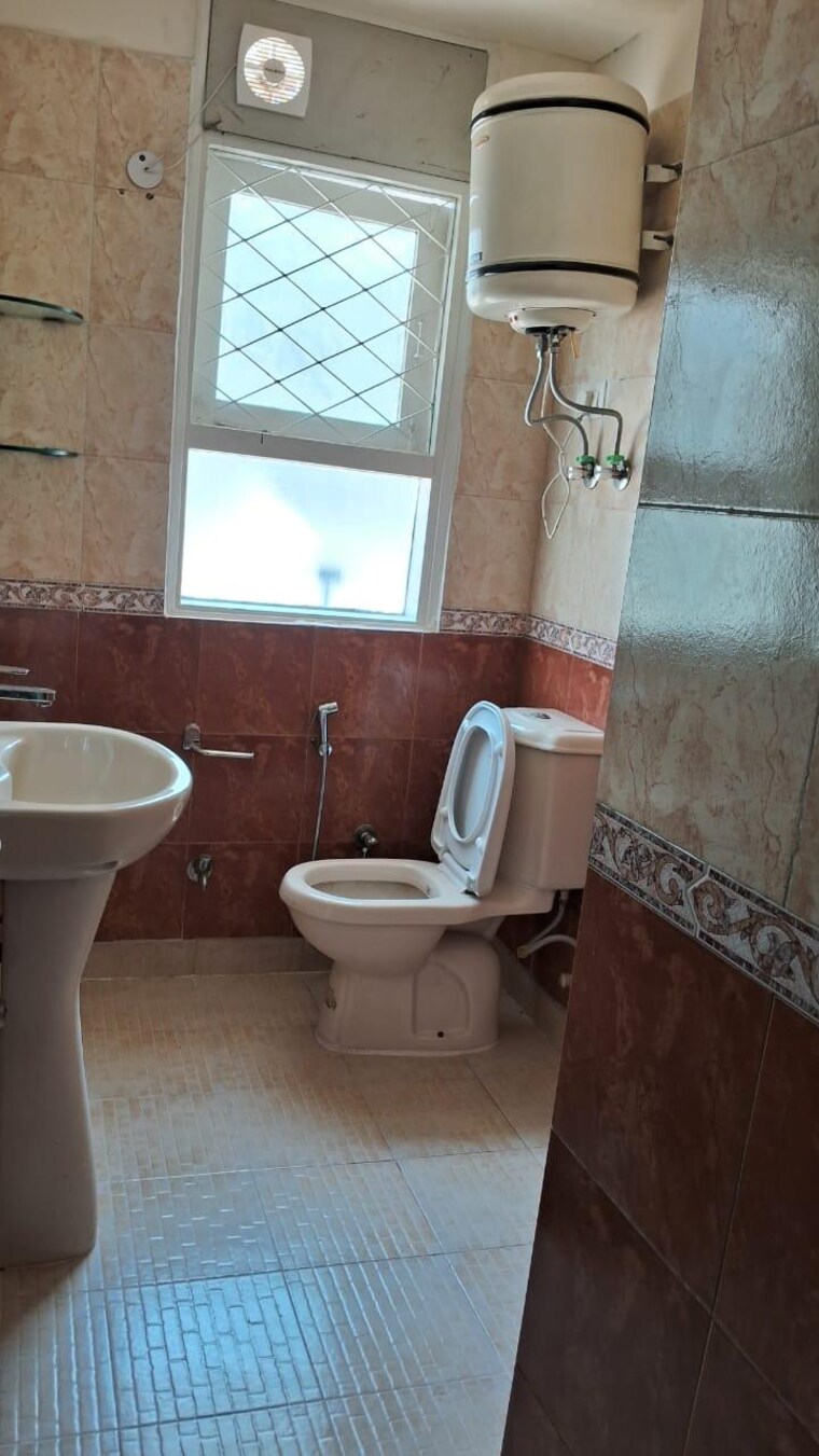 Bathroom, defence colony 3 Bedroom 217 Sq.Yd. Builder Floor In Defence Colony Delhi 9057706