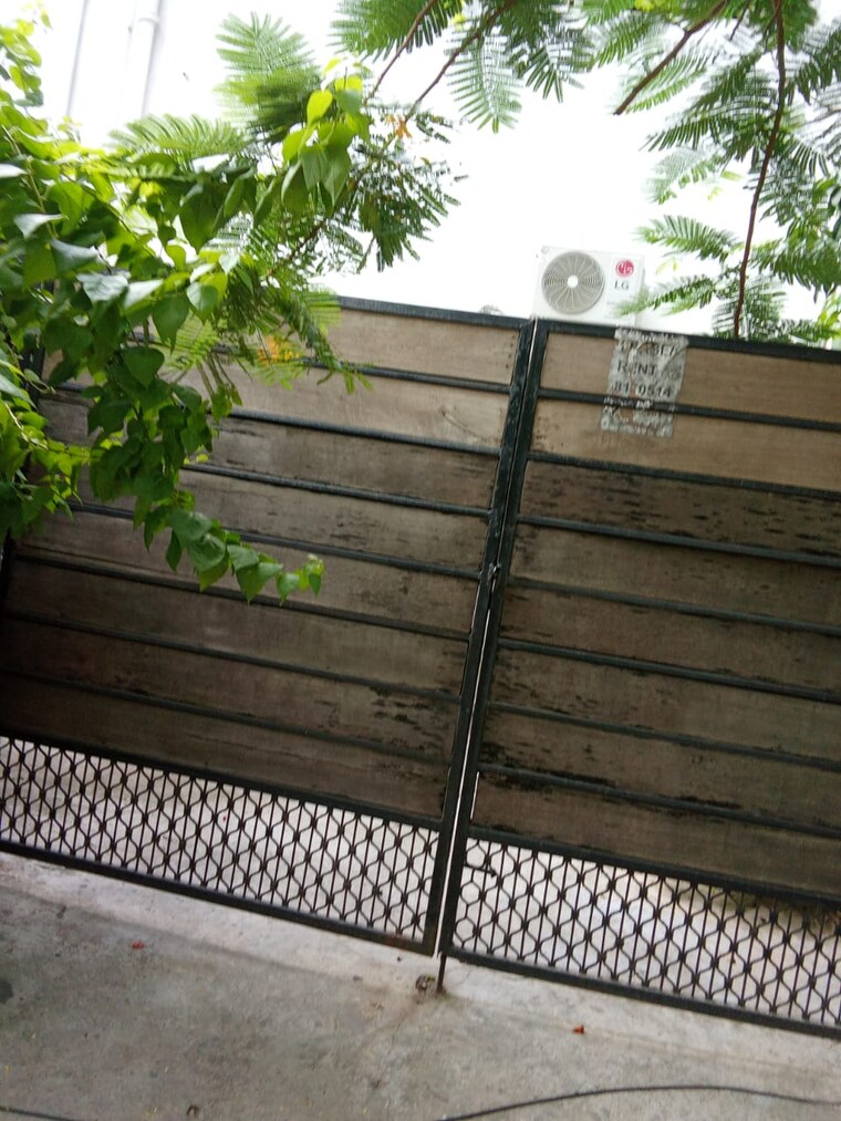 Balcony, defence colony 3 Bedroom 325 Sq.Yd. Builder Floor In Defence Colony Delhi 9057884