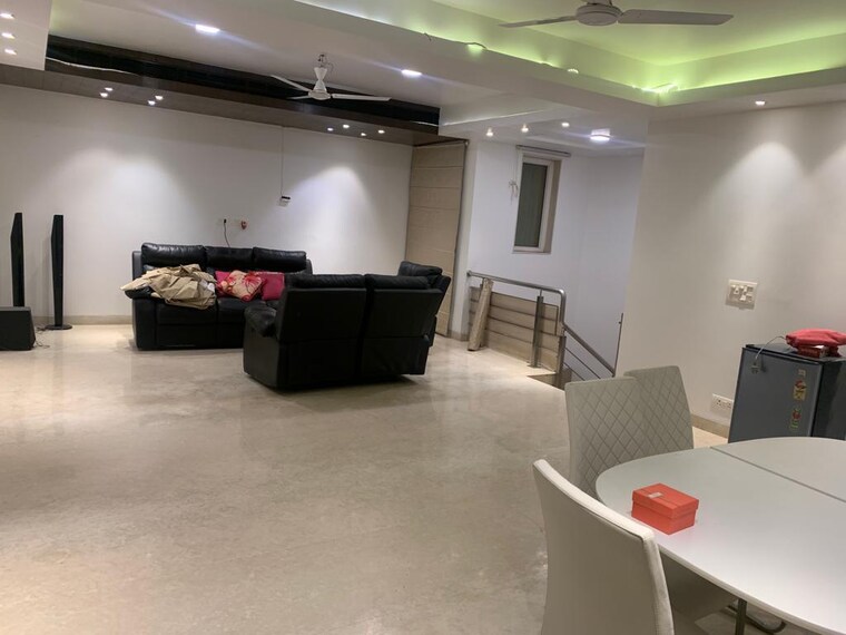 Team Area, defence colony 2 Bedroom 217 Sq.Yd. Builder Floor In Defence Colony Delhi 9057923