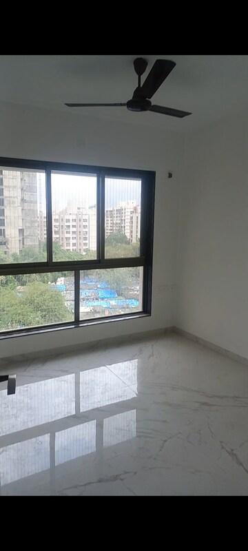 Room in 2 BHK Apartment at Anant Tara, Kandivali West – for Rent