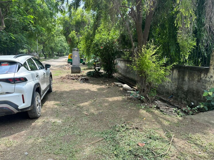  Parking, sigma ii greater noida  305 Sq.Mt. Plot In Sigma Ii Greater Noida Greater Noida 9058316