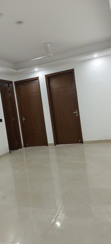 Furnished Amenities in 3 BHK Builder Floor at Freedom Fighters Enclave – for Rent