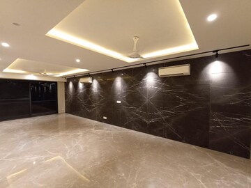 Parking in 3.5 BHK Builder Floor at Sector 62 – for Sale