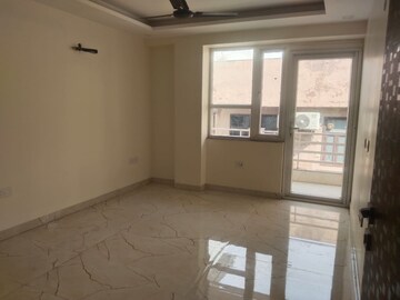 Room in 3 BHK Builder Floor at Dlf Phase ii – for Sale
