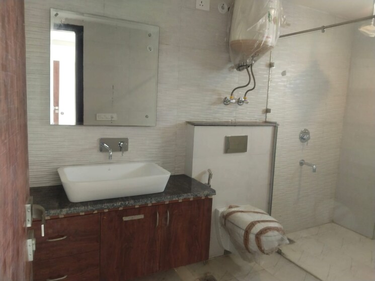 Bathroom, dlf phase ii 3 Bedroom 300 Sq.Yd. Builder Floor In Dlf Phase ii Gurgaon 9058156
