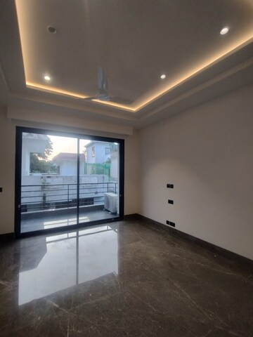 Furnished Amenities in 4 BHK Builder Floor at Ansal Sushant Lok I, Sector 43 – for Rent