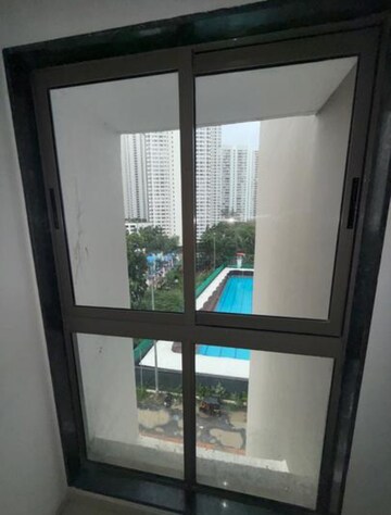 Room in 2 BHK Apartment at Runwal Eirene, Balkum Pada – for Rent