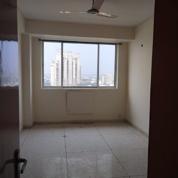 Room in 3 BHK Apartment at DLF Ridgewood Estate, Dlf Phase iv – for Rent