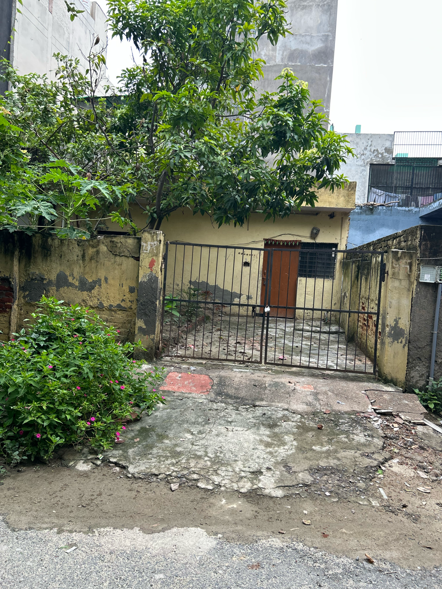 1 BHK + Servant Room Independent House For Sale in Sector 105