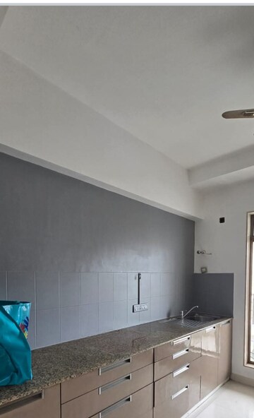 Room in 3 BHK Apartment at Zahra Tower, Worli – for Rent