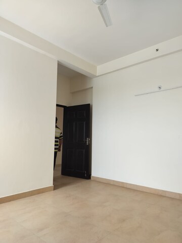 Room in 4 BHK Apartment at Wave Amore, Sector 32 – for Rent
