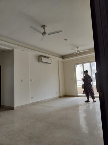 Room in 4 BHK Apartment at Wave Amore, Sector 32 – for Rent
