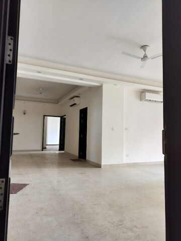 Room in 4 BHK Apartment at Wave Amore, Sector 32 – for Rent
