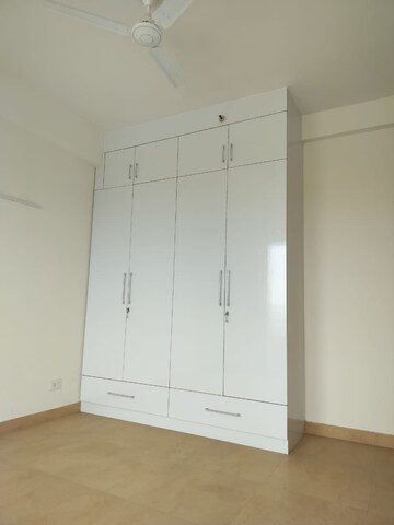 Room in 4 BHK Apartment at Wave Amore, Sector 32 – for Rent