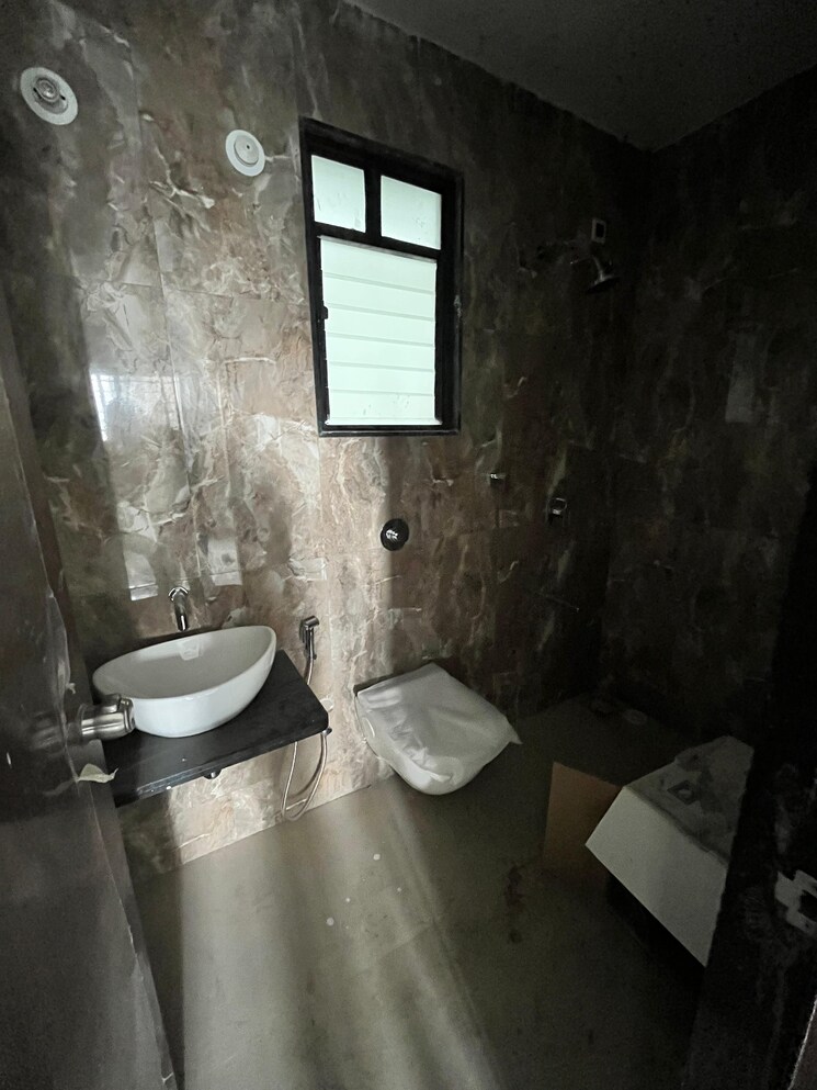 Bathroom, unique-youtopia 3 Bedroom 1300 Sq.Ft. Apartment In Kharadi Pune 9049082