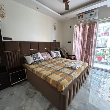 Bedroom in 2.5 BHK Builder Floor at Smart World Gems, Sector 89 – for Sale