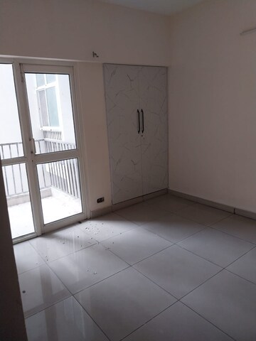 Room in 3 BHK Apartment at Panchsheel Greens, Sector 16 Greater Noida – for Rent