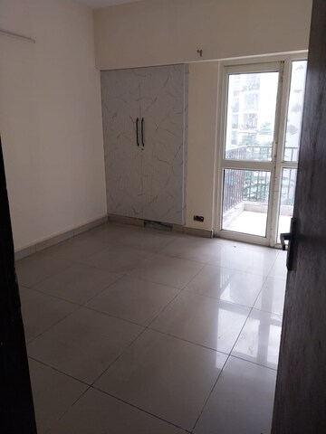 Room in 3 BHK Apartment at Panchsheel Greens, Sector 16 Greater Noida – for Rent