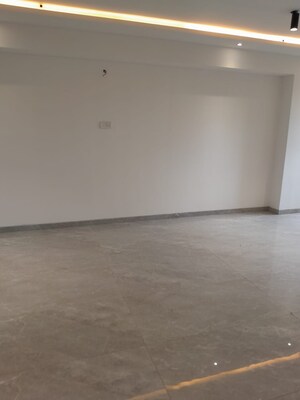 Room in  Office Space at HM 101 Boulverd, Kandivali East – for Sale