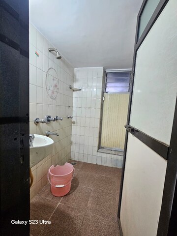 Bathroom in 3 BHK Apartment at Videocon Towers B CHS LTD, Kandivali East – for Rent