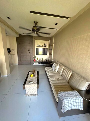 Team Area in 2 BHK Apartment at Andheri West – for Rent