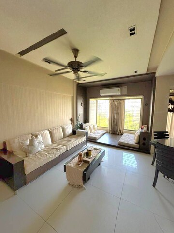 Team Area in 2 BHK Apartment at Andheri West – for Rent