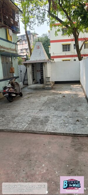 Parking in 6+ BHK Villa at Golpark – for Sale