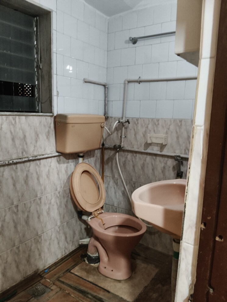 Bathroom, sandeep-sagar-chs 2 Bedroom 650 Sq.Ft. Apartment In Santacruz East Mumbai 9058977