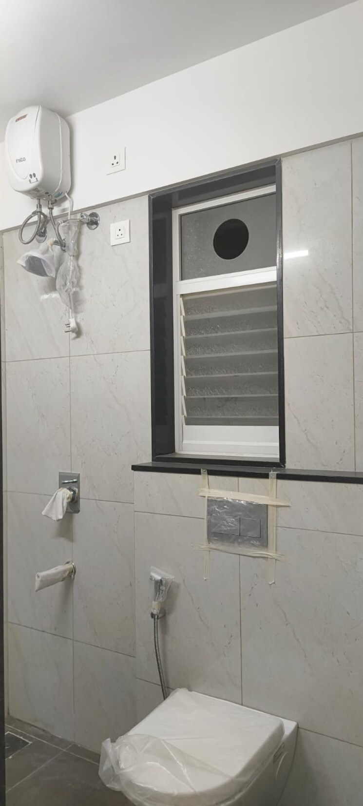Bathroom, grant road 2 Bedroom 580 Sq.Ft. Apartment In Grant Road Mumbai 9059027