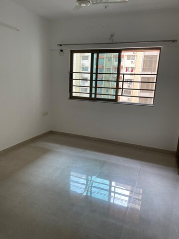 Room in 2 BHK Apartment at Sheth Vasant Oasis, Andheri East – for Rent