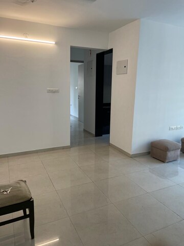 Room in 2 BHK Apartment at Sheth Vasant Oasis, Andheri East – for Rent