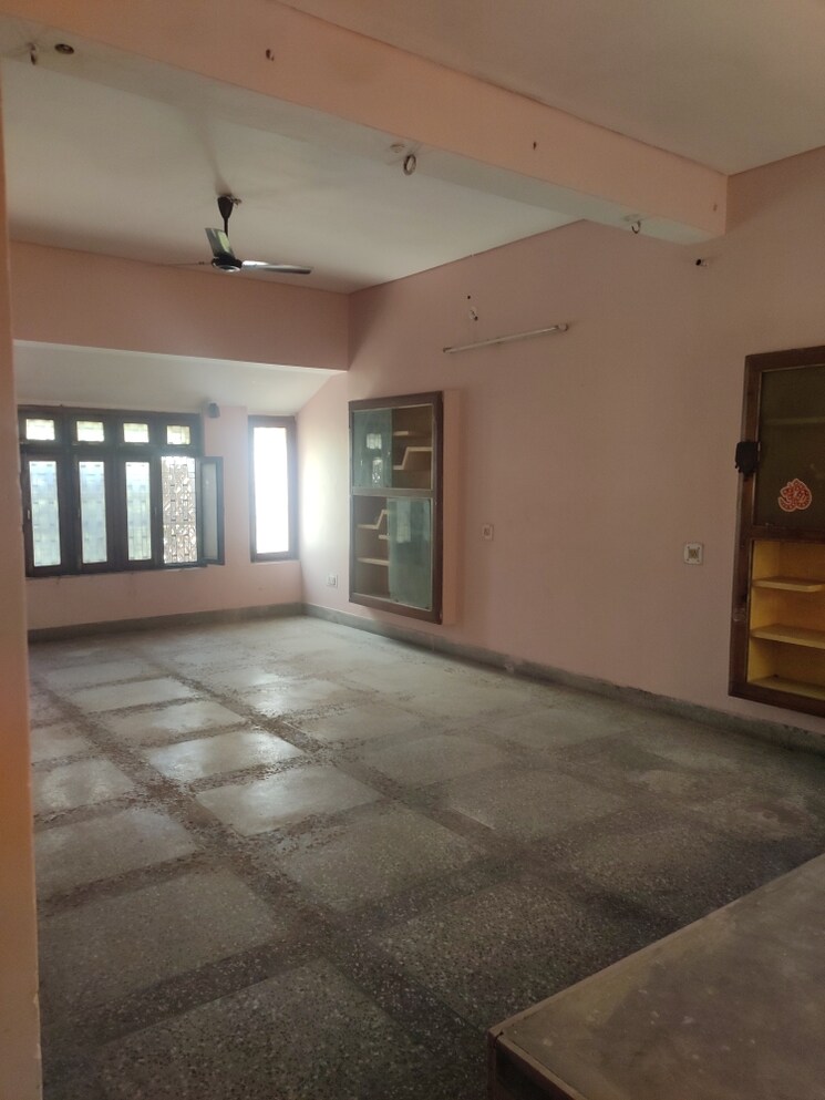 Room, madiyanva Commercial Warehouse 2700 Sq.Ft. In Madiyanva Lucknow 9059123