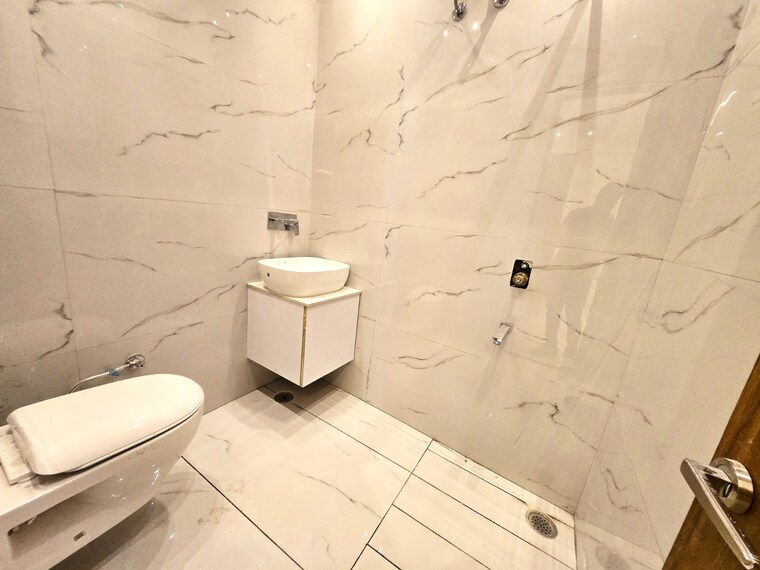 Bathroom, ambala highway 3 Bedroom 115 Sq.Yd. Apartment In Ambala Highway Zirakpur 9059124
