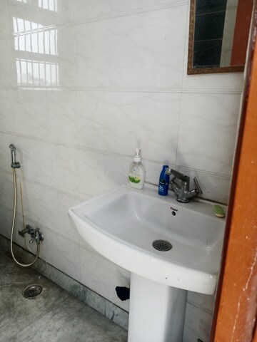 Bathroom in 1.5 BHK Builder Floor at Sector 18 – for Rent