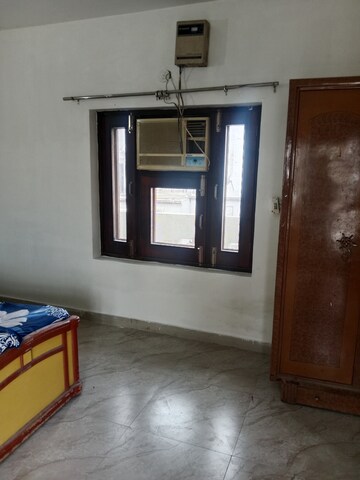 Room in 1 BHK Builder Floor at Sector 13 – for Rent