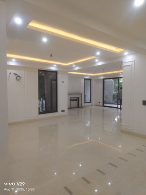 Room in 5 BHK Builder Floor at Dlf Phase I – for Sale