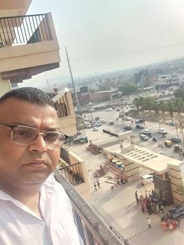 Team Area in 2.5 BHK Apartment at Mahagun Mywoods, Sector 16c Greater Noida – for Rent