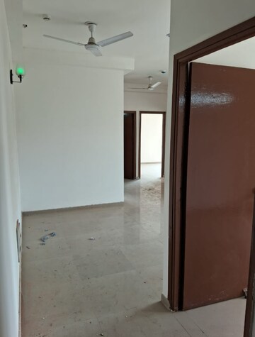Room in 2.5 BHK Apartment at Mahagun Mywoods II, Sector 16c Greater Noida – for Rent