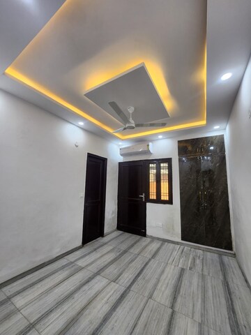 Bedroom in 3 BHK Builder Floor at Green Fields Colony – for Rent
