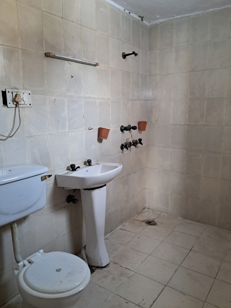 Bathroom, sector 50 1 RK 300 Sq.Ft. Independent House In Sector 50 Noida 9059364