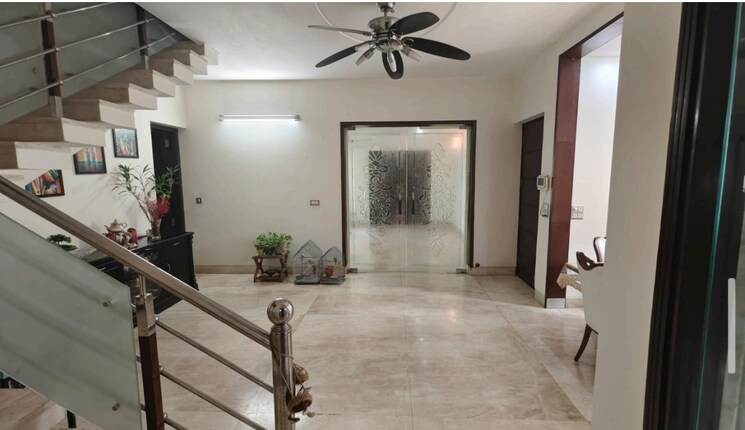 Room, sainik farm 4 Bedroom 5000 Sq.Ft. Independent House In Sainik Farm Delhi 9059389