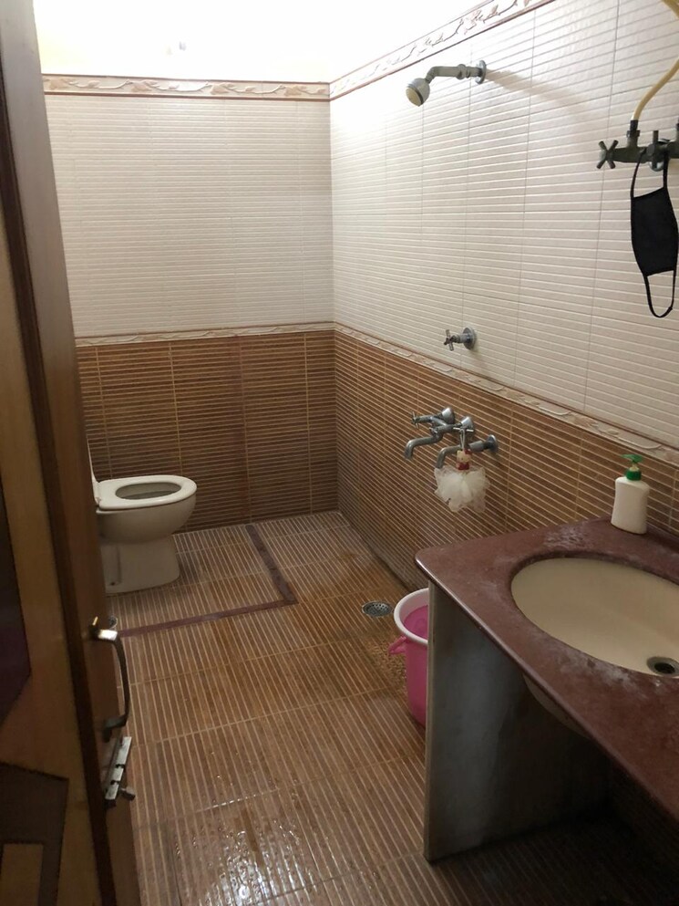 Bathroom, patel nagar 3 4 Bedroom 85 Sq.Yd. Independent House In Patel Nagar 3 Ghaziabad 9059429