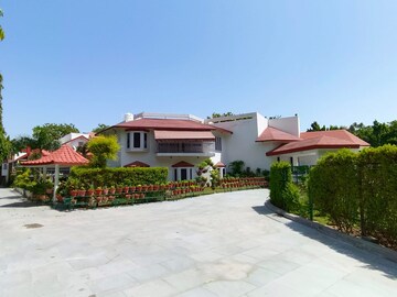 5 BHK Villa – Exterior View View at Sainik Farm - for Rent