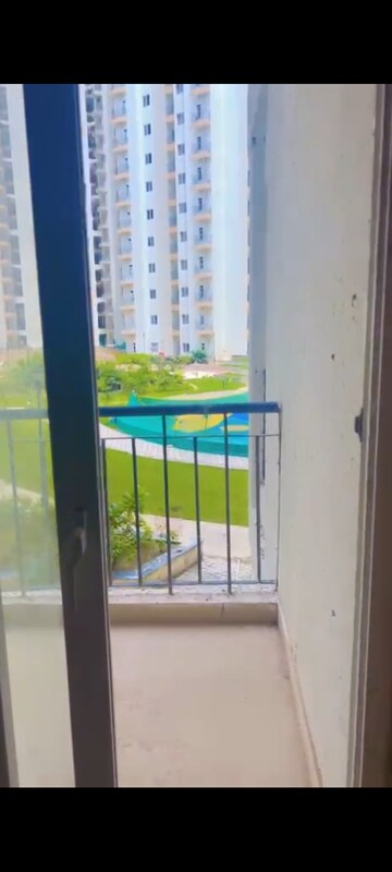 Room in 1 BHK Apartment at Amrapali Dream Valley, Tech Zone 4 Greater Noida – for Sale