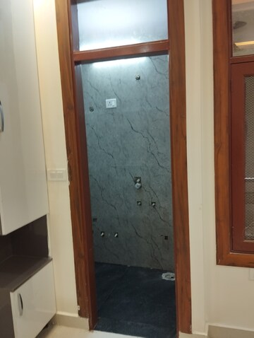 Furnished Amenities in 2 BHK Builder Floor at Vipin Garden – for Sale