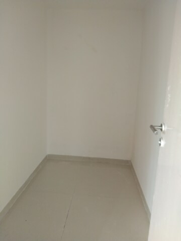 Room in 2.5 BHK Apartment at Hiranandani Estate Flamingo, Ghodbunder Road – for Rent
