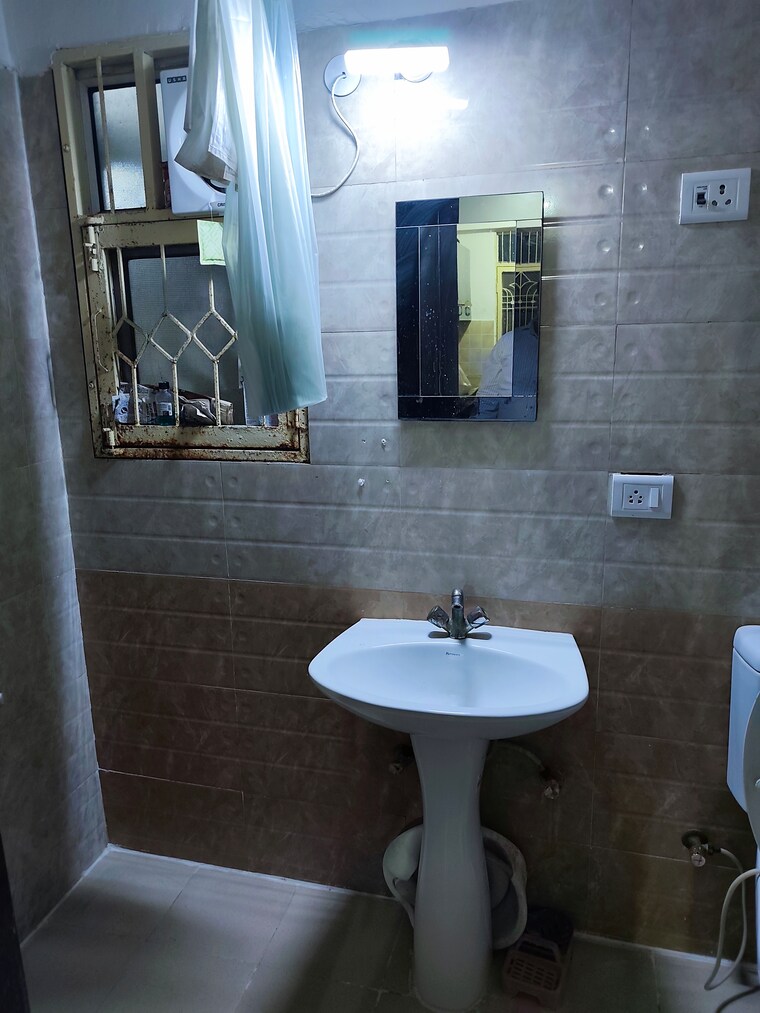 Bathroom, gardenia-glory 3 Bedroom 1350 Sq.Ft. Apartment In Sector 46 Noida 9059833