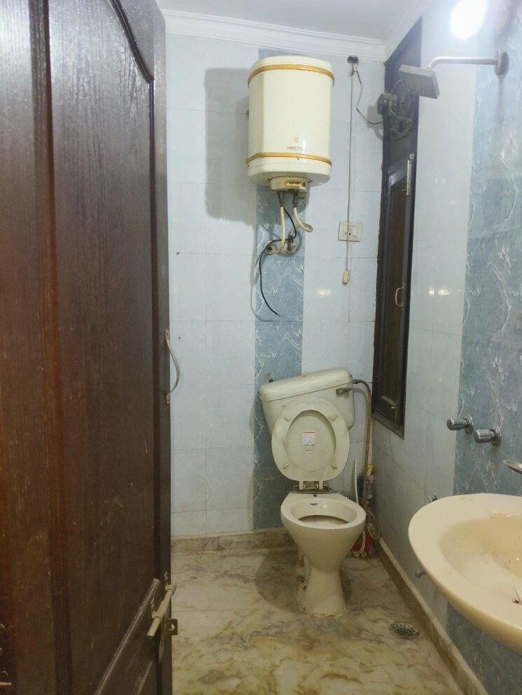 Bathroom, neb sarai 3 Bedroom 1800 Sq.Ft. Builder Floor In Neb Sarai Delhi 9059847