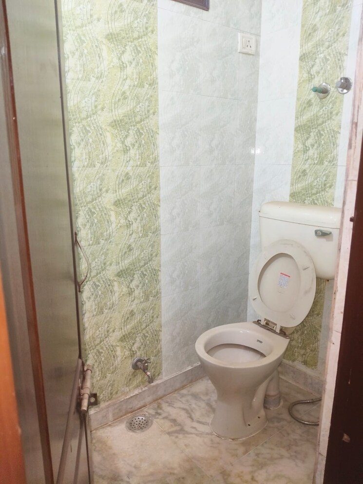 Bathroom, neb sarai 3 Bedroom 1800 Sq.Ft. Builder Floor In Neb Sarai Delhi 9059847