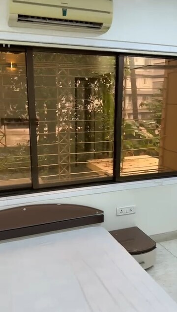 Room in 2 BHK Apartment at Vile Parle East – for Rent